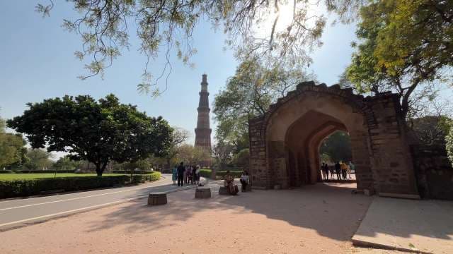 Qutb Minar: Iconic Delhi Monument and Heritage Site Tour