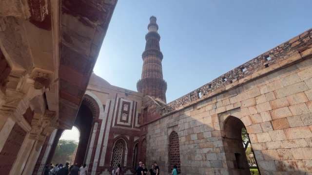 Exploring Qutub Minar: Iconic Tower of Delhi's Past