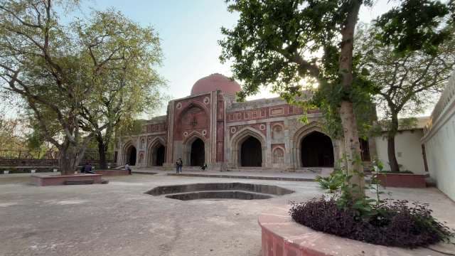 Exploring Isa Khan's Tomb in Delhi's Historic Complex