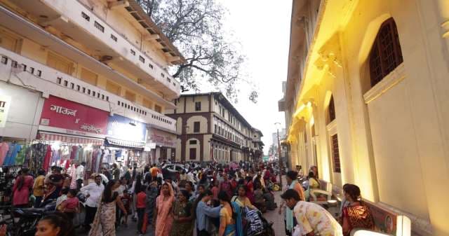Busy Evening Market Scene in Pune's Tulshibaug Area