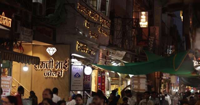 Exploring the Bustling Sarafa Bazaar Night Market in Indore