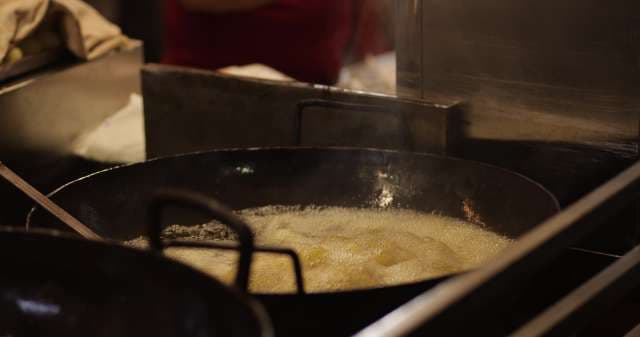 Expert Deep Frying Technique on the streets of Indore