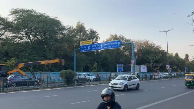 Busy Street Near India Gate: Traffic and Road Signs in Delhi