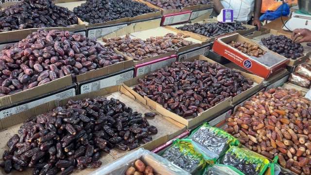 Vibrant Date Market Display Featuring Multiple Varieties