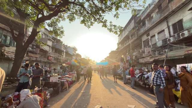 Bangalore’s Commercial Street at Sunset: Bustling Market Life