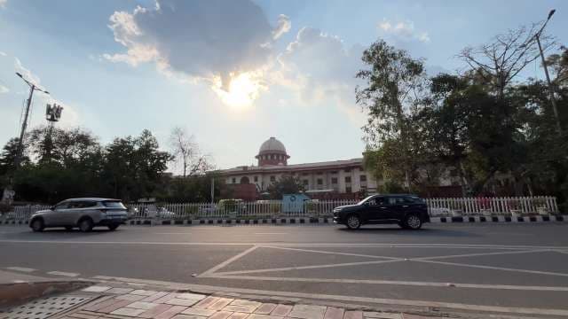 Supreme Court of India at Sunset: Iconic Landmark View