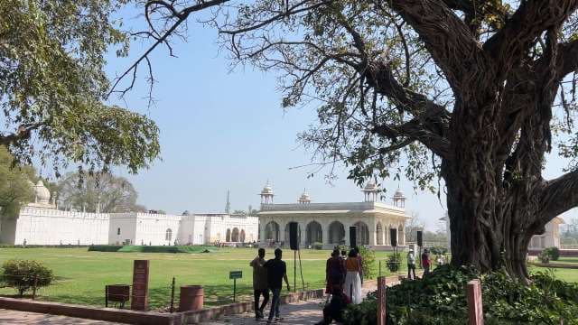 Exploring the Historic Red Fort Gardens in Delhi