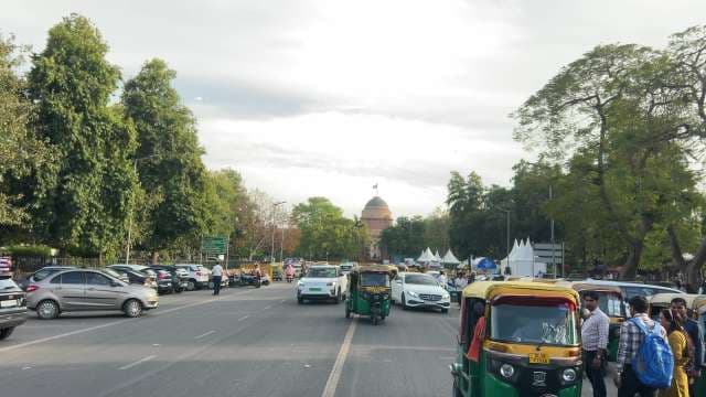 Bustling Delhi Street With Auto Rickshaws Near Rashtrapati Bhavan