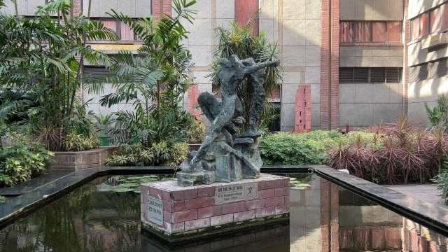 Modern Sculpture 'On The Split Base' at IIFT Campus