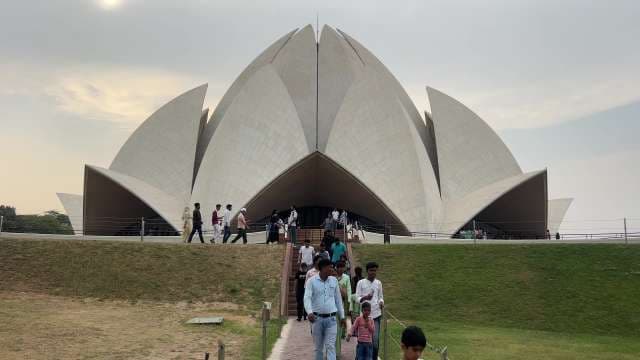 Exploring the Iconic Lotus Temple in New Delhi