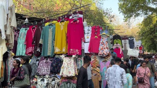 Vibrant Street Market Fashion Finds in New Delhi