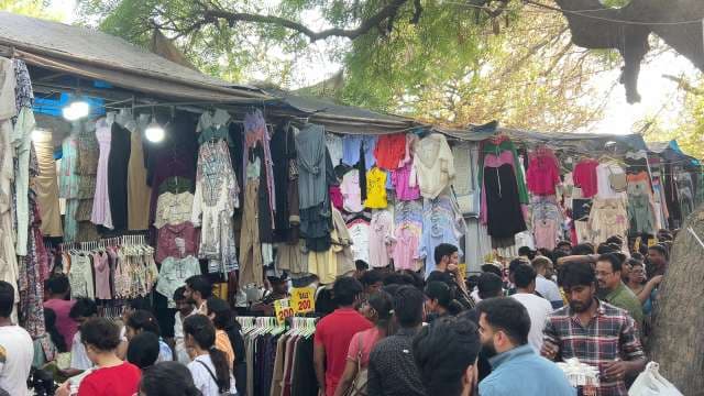 Street Market Fashion Sale Draws Crowds in Delhi