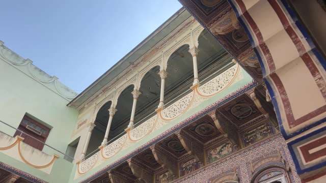 Stunning Haveli Architecture With Ornate Balconies and Arches