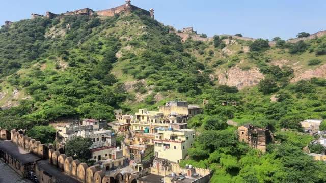 Majestic Amer Fort Overlooking Jaipur’s Scenic Hillside