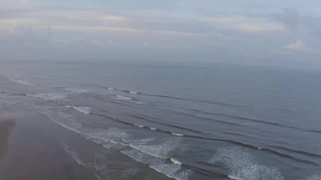Peaceful Ocean Waves Rolling Onto Tranquil Shoreline