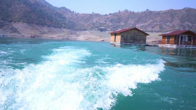 Scenic Lake Houses With Mountain Views and Turquoise Water