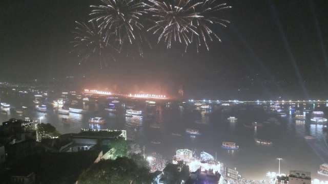 Spectacular Fireworks Over Mumbai Waterfront Celebration
